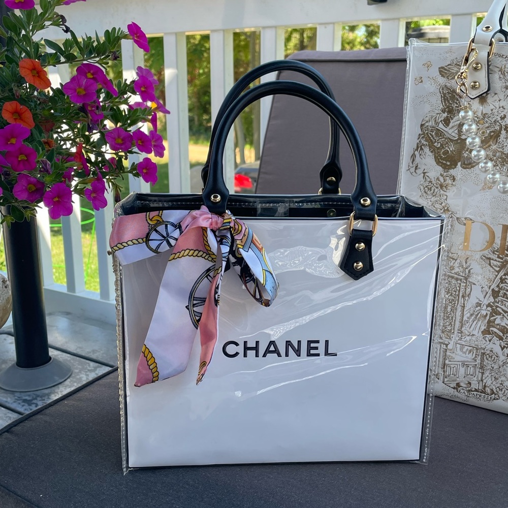 CHANEL Vinyl Crossbody - Picture 3 of 13